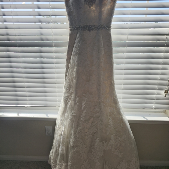 Elegant White Lace Wedding Dress - Picture 2 of 2